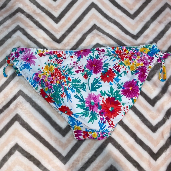 Flower bikini - Picture 5 of 6